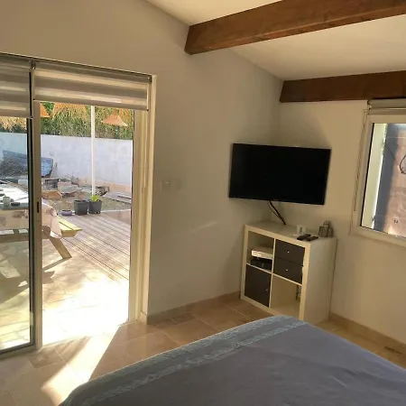 Charming With Secure Private Parking Nyaraló *