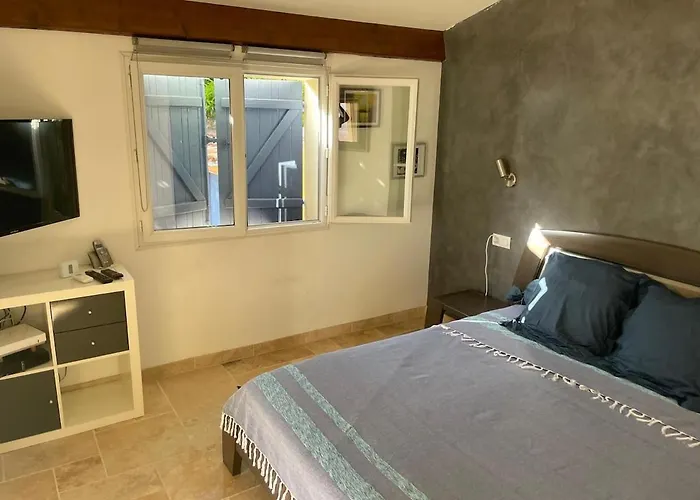 Charming With Secure Private Parking *